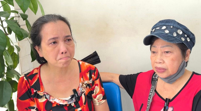 Người chăm sóc nam nghệ sĩ (bên trái) chia sẻ về tình hình của ông. (Ảnh chụp màn hình từ YouTube Ngũ Long Du &nbsp;Ký)