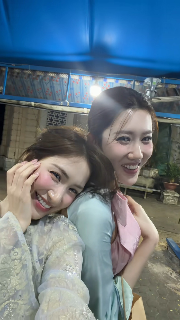 Hòa Minzy lộ rõ sự vui vẻ khi thành công mời Thuý Ngân đến với fan concert. Ảnh chụp màn hình