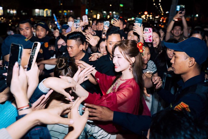 Hòa Minzy được khán giả săn đón nồng nhiệt mỗi khi xuất hiện. Ảnh: FBNV