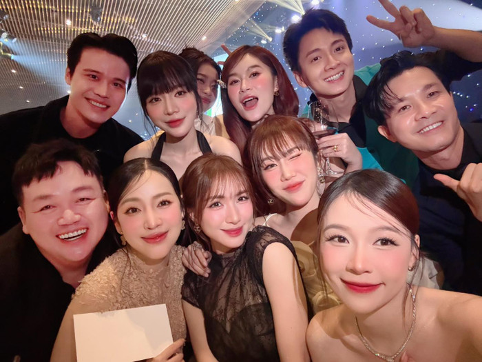 Hòa Minzy được nhiều đồng nghiệp trong giới showbiz yêu mến vì tính cách thân thiện, hoà đồng. Ảnh: FBNV