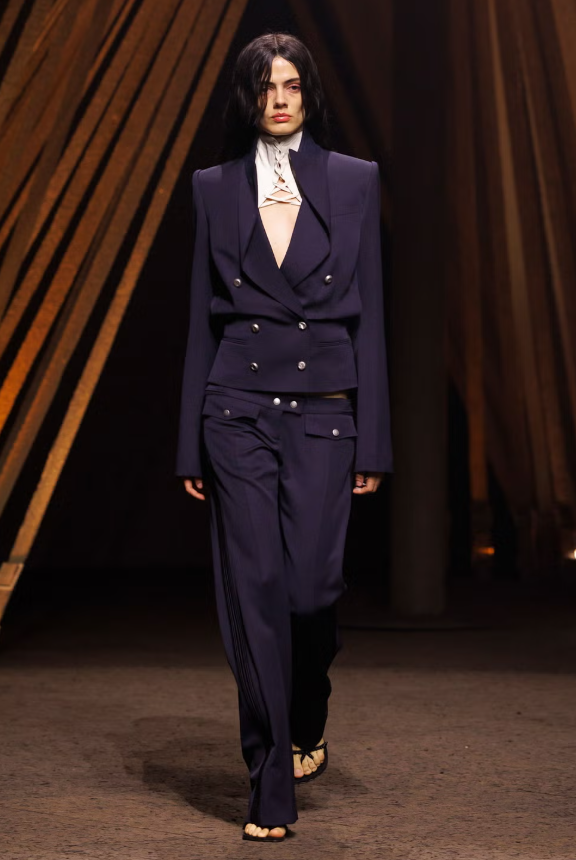 Bộ vest cấu trúc độc đáo. Ảnh: Elle