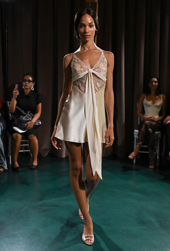 Phong cách gợi cảm mùa xuân. Ảnh: Elle