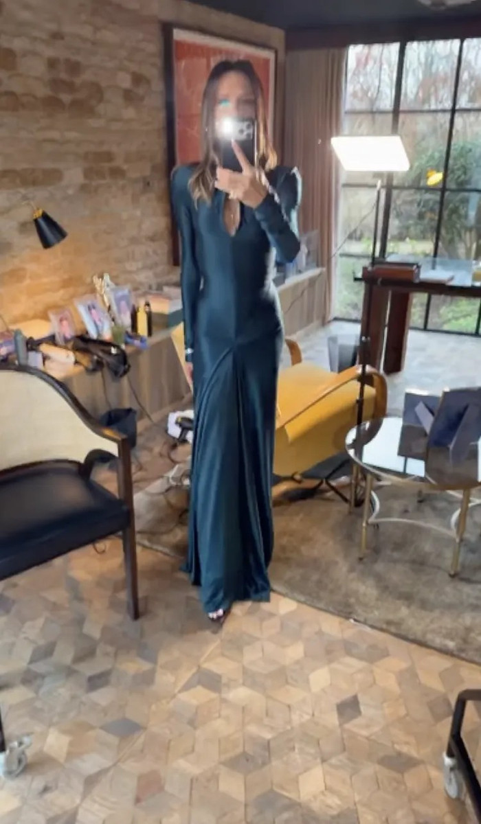 Victoria Beckham khoe bộ trang phục trên trang cá nhân. Ảnh: IGNV