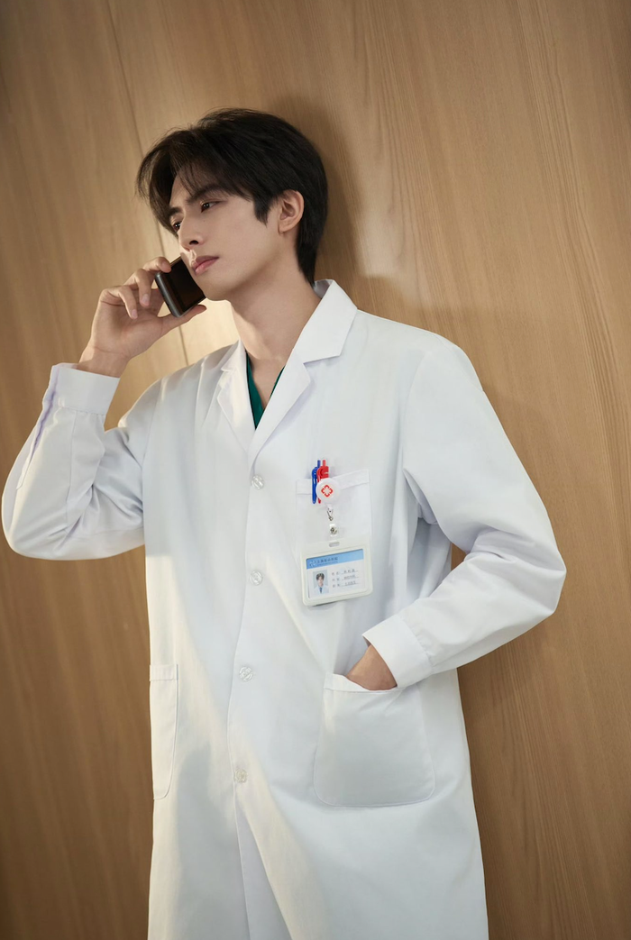 Tống Uy Long trong phim Tôi Như Ánh Dương Rực Rỡ.