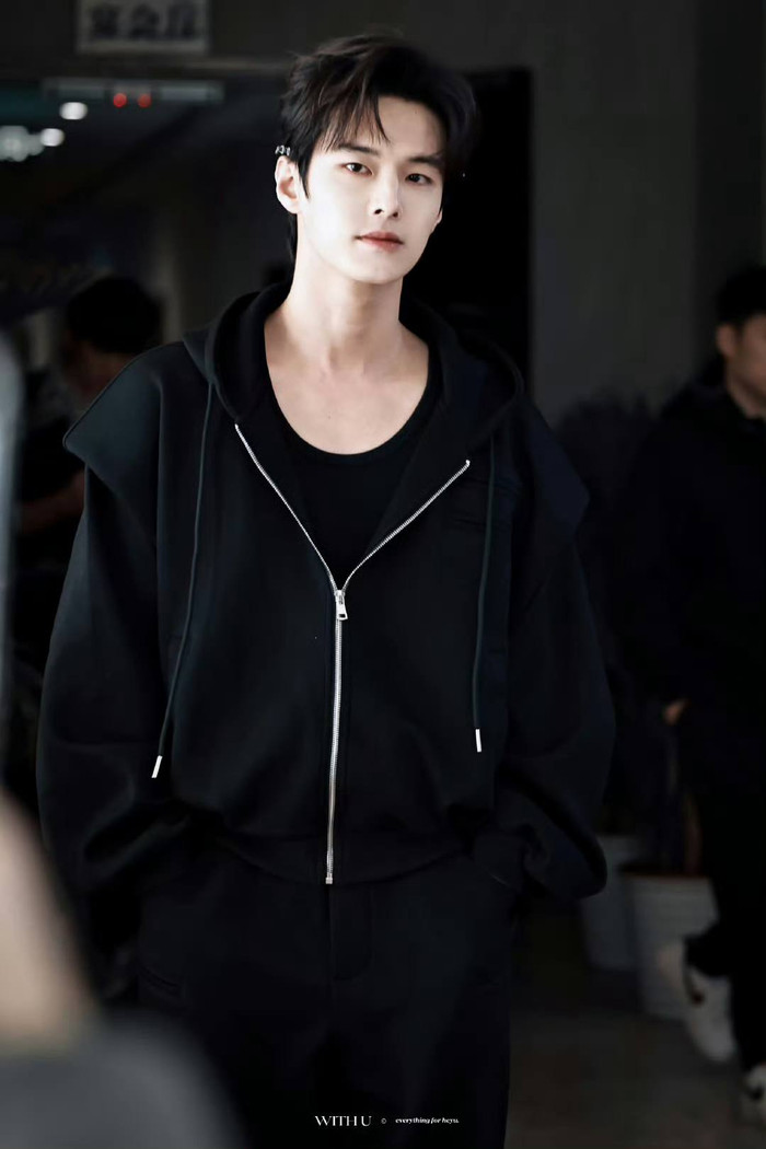 Hà Dữ trong phim Song Quỹ.