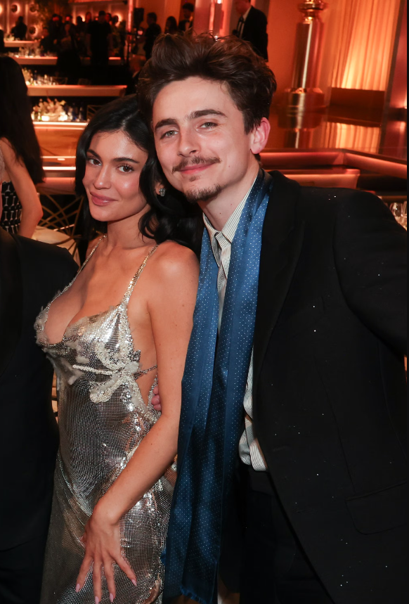 Kylie Jenner diện chiếc váy lưới kim loại của Versace thuộc bộ sưu tập Xuân 1999 tại Lễ trao giải Quả cầu vàng lần thứ 82. Mẫu váy này trước đó đã được Elizabeth Hurley mặc vào cùng năm đó. Ảnh: Getty