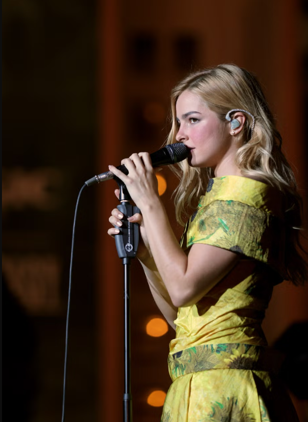 Addison Rae diện chiếc váy trễ vai in họa tiết Vincent Van Gogh, dáng suông, thuộc bộ sưu tập Xuân 2012 của Rodarte, tại Bảo tàng Grammy ở Los Angeles. Ảnh: Getty