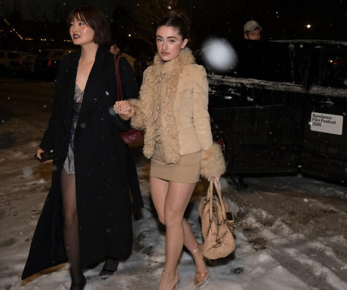 Rachel Sennott diện áo khoác lông cừu cổ điển và chân váy ngắn cùng màu của Dolce and Gabbana tại Liên hoan phim Sundance. Ảnh: Getty