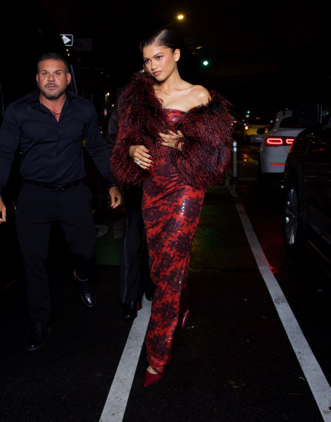 Zendaya diện chiếc váy cúp ngực màu đỏ tía đính sequin họa tiết hoa và áo khoác lông vũ của Patrick Kelly tại bữa tiệc sau Met Gala. Ảnh: Getty