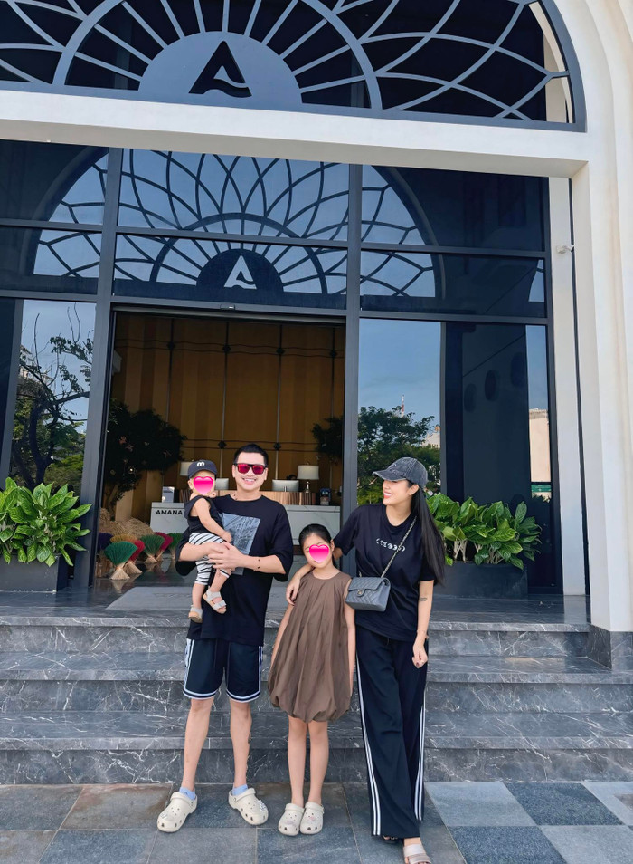 Khoảnh khắc hạnh phục của vợ chồng nghệ sĩ Quang Minh bên các con.&nbsp;