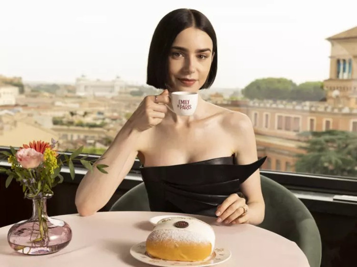 Vấn đề lớn nhất của Emily In Paris mùa 5 được chỉ ra nằm ở chính nhân vật chính. Ảnh: Netflix