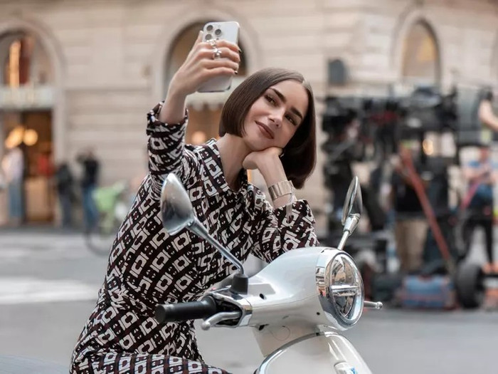 Dù nhận về vô số ý kiến trái chiều, Emily In Paris mùa 5 vẫn chiếm giữ vị trí số 2 trong bảng xếp hạng series tiếng Anh toàn cầu trên Netflix. Ảnh: Netflix