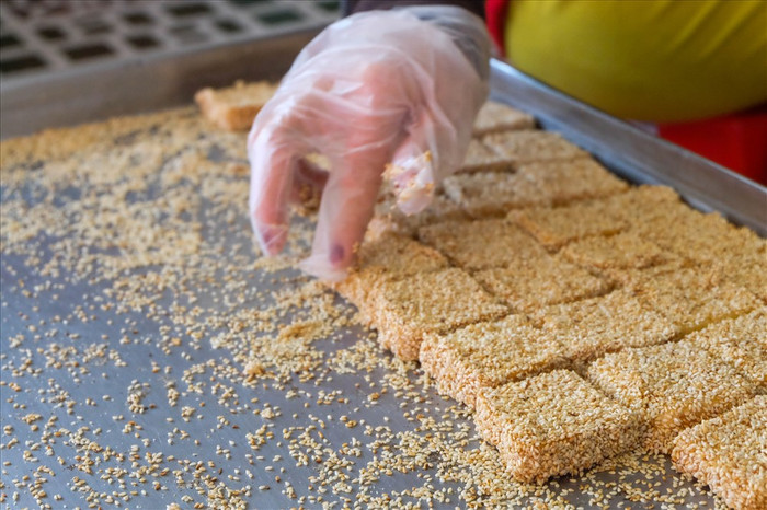 Bánh khô mè thường được chọn làm quà để biếu dịp lễ, Tết và dâng lên bàn thờ gia tiên.