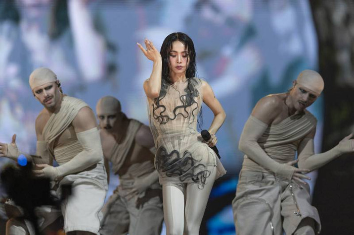 Nữ ca sĩ cưỡi con rắn khổng lồ dài 30 mét trên sân khấu, hàng nghìn khán giả 'xanh mặt' Ảnh 4