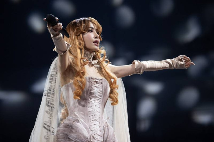 Nữ ca sĩ cưỡi con rắn khổng lồ dài 30 mét trên sân khấu, hàng nghìn khán giả 'xanh mặt' Ảnh 1