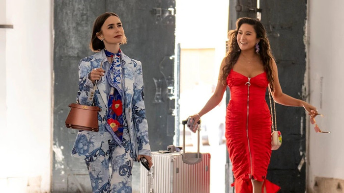 Lily Collins diện áo blazer Breann Alice kết hợp Olivia và quần ống rộng Pilar L'AGENCE, kèm khăn lụa buộc cổ. Ảnh: Netflix