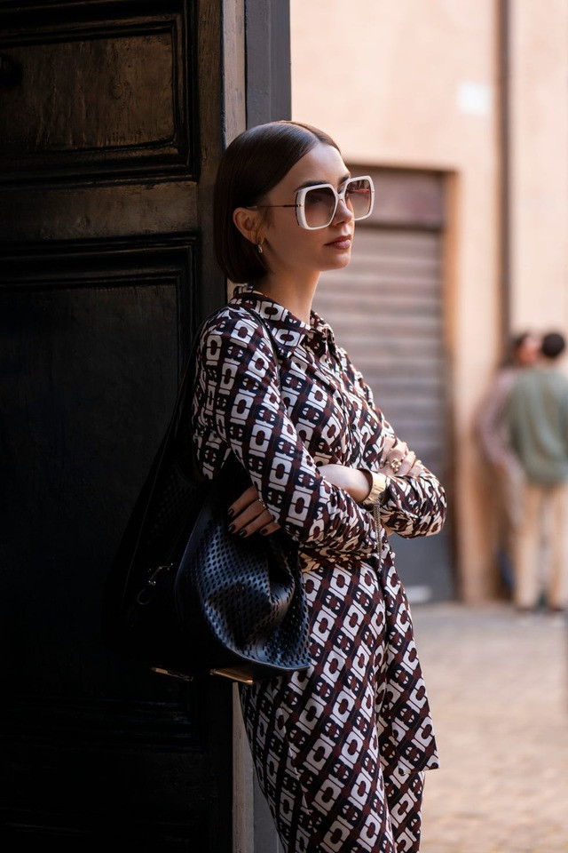 Bộ jumpsuit họa tiết hình học của Lily Collins trong Emily in Paris mùa 5. Ảnh: Netflix