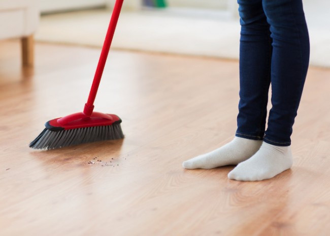 Quét nhà, đổ rác ngày đầu năm mới cũng là điều kiêng kỵ để có một năm mới bình an, thuận lợi.