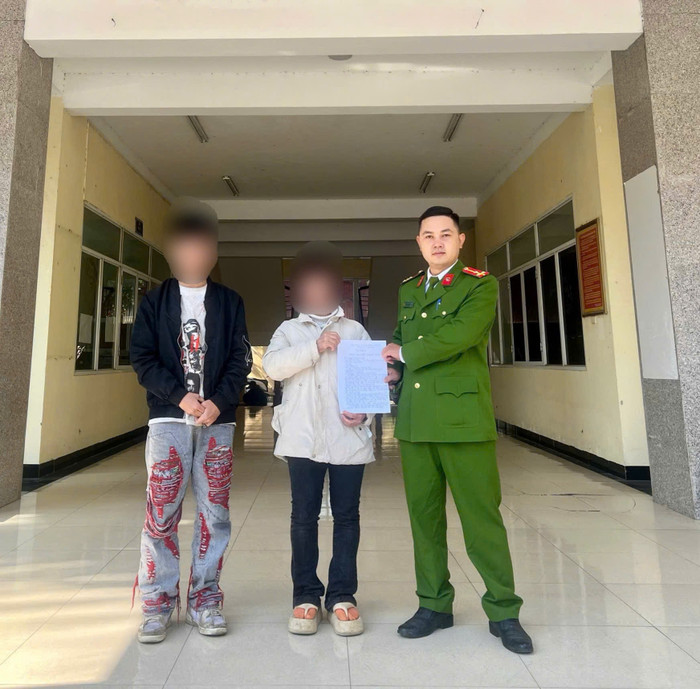 Lực lượng chức năng bàn giao anh L.D.T cho gia đình. Ảnh: Công an TP Hà Nội