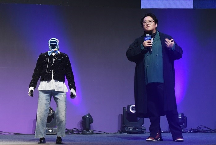 Giám đốc điều hành Tập đoàn Galaxy, Choi Yong-ho, giới thiệu một robot hình người 'thần tượng' tại hội nghị 'ComeUp 2025' ở Seoul, ngày 10 tháng 12. (Ảnh: (Galaxy Corporation)