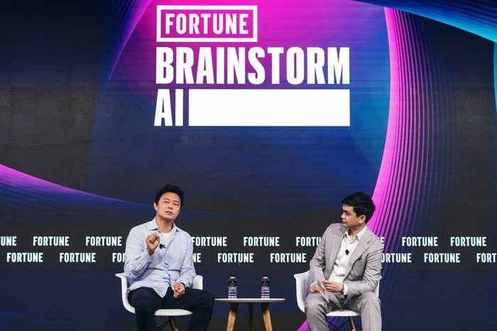 Ông Kyogu Lee (bên trái), người sáng lập kiêm CEO của Supertone, phát biểu tại sự kiện 'Brainstorm AI Singapore: Kỷ nguyên của Trí tuệ' vào ngày 23 tháng 7.&nbsp;
