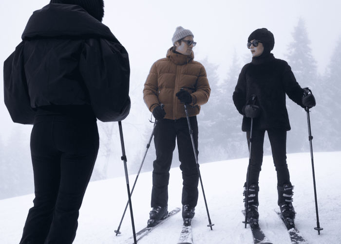 Khoảnh khắc Gabriel 'chuẩn bị' bỏ lại Emily trên sườn núi trượt tuyết. Ảnh: Netflix