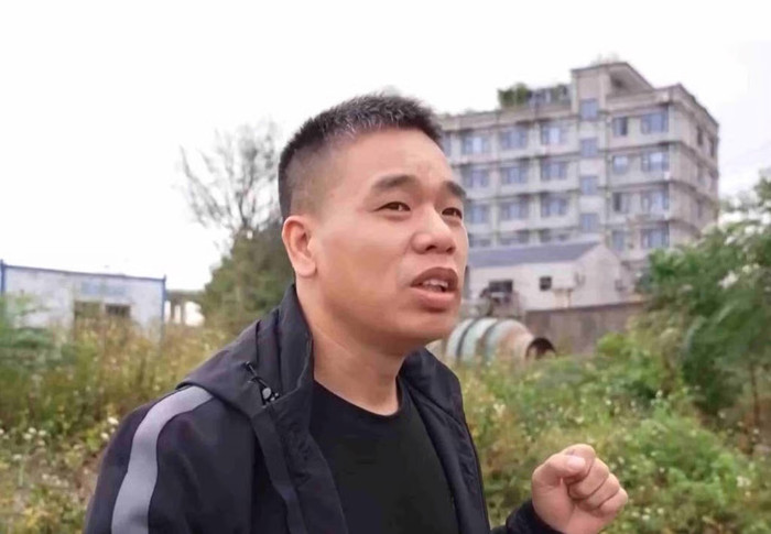 Ông Huang nói với giới truyền thông rằng ông hy vọng hành động của mình sẽ truyền cảm hứng cho mọi người giúp đỡ người khác. Ảnh: cqnews.net