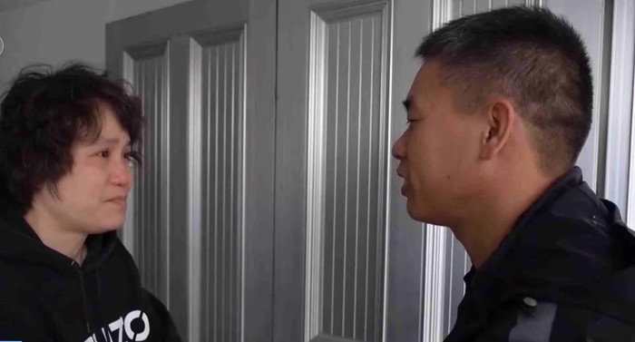 Cô con gái xúc động rơi nước mắt của người phụ nữ lớn tuổi đã đến tận nhà ông Huang để cảm ơn ông. Ảnh: cqnews.net