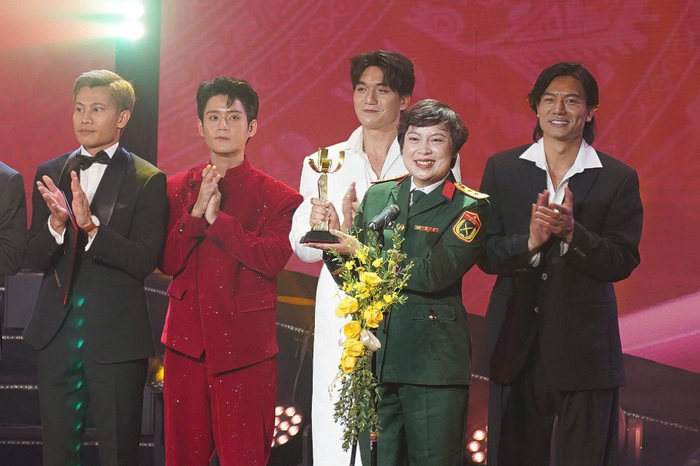 Đạo diễn Đặng Thái Huyền và ê-kíp Mưa Đỏ nhận giải Bông Sen Vàng tại Liên hoan phim Việt Nam lần thứ 24