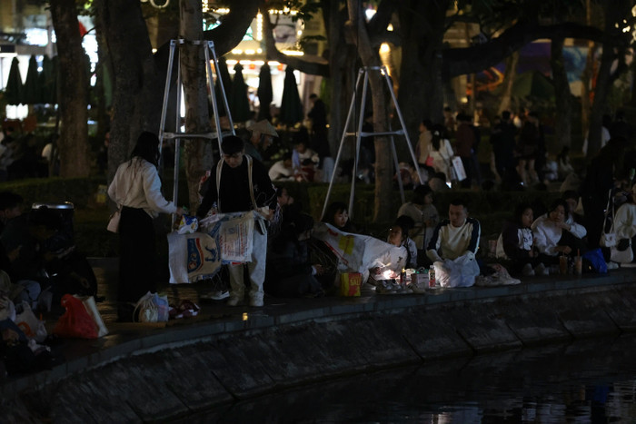 Hồ Gươm lên đèn lung linh, người dân đổ về bờ hồ, trải bạt giữ chỗ chờ năm mới 2026 Ảnh 2