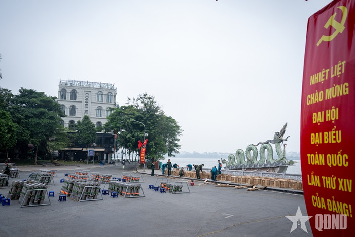 Công tác chuẩn bị tất bật tại khu vực cạnh Hồ Tây (phường Tây Hồ), một trong những điểm bắn pháo hoa của thành phố. Ảnh: QĐND