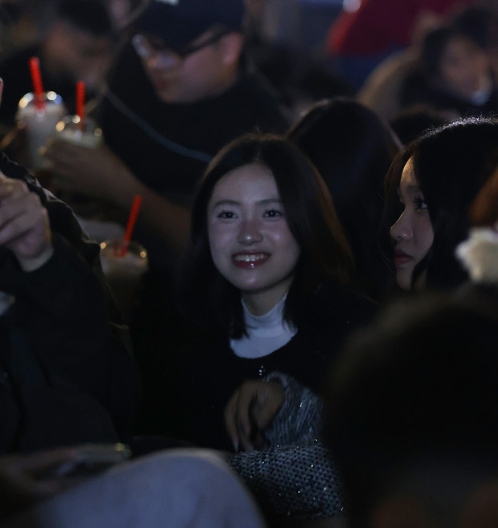 Dù phải chen chúc đông đúc, đợi chờ nhiều giờ đồng hồ nhưng các bạn trẻ vẫn tỏ ra vô cùng hào hứng.