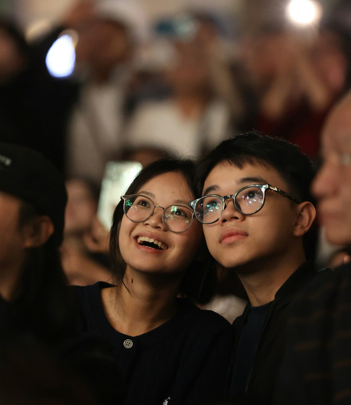 Pháo hoa rền vang trên bầu trời Thủ đô, chào mừng năm mới 2026 Ảnh 9