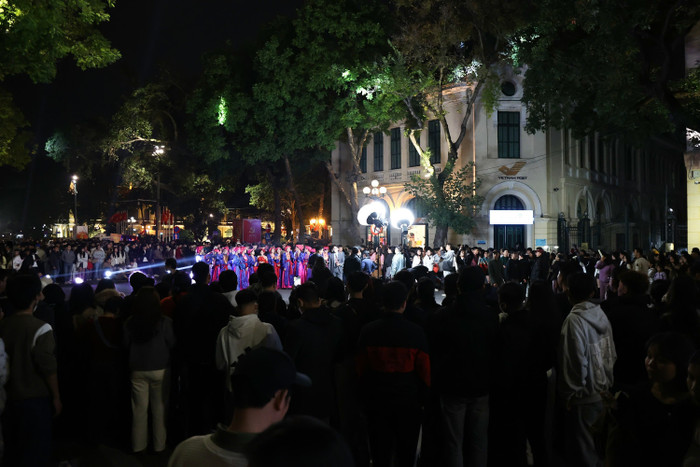 Phố đi bộ Hồ Gươm chật kín người, các đôi tình nhân tay trong tay trước Giao thừa Ảnh 1