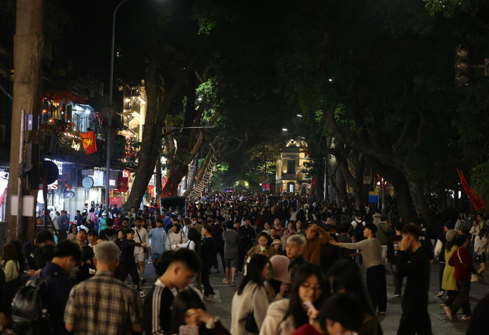 Phố đi bộ Hồ Gươm chật kín người.