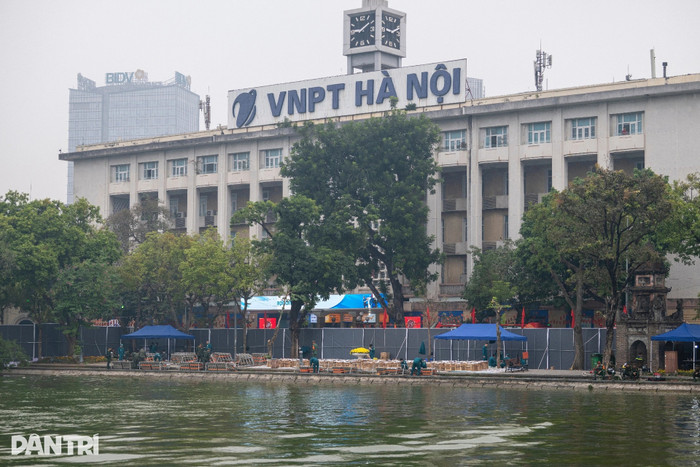 Công tác chuẩn bị tại khu vực hồ Hoàn Kiếm. Ảnh: báo Dân Trí