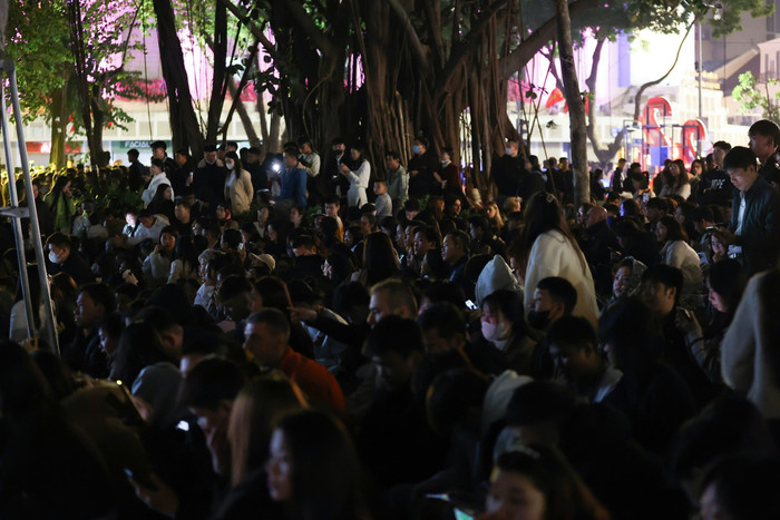 Quanh khu vực Hồ Gươm, không còn một chỗ trống nào.