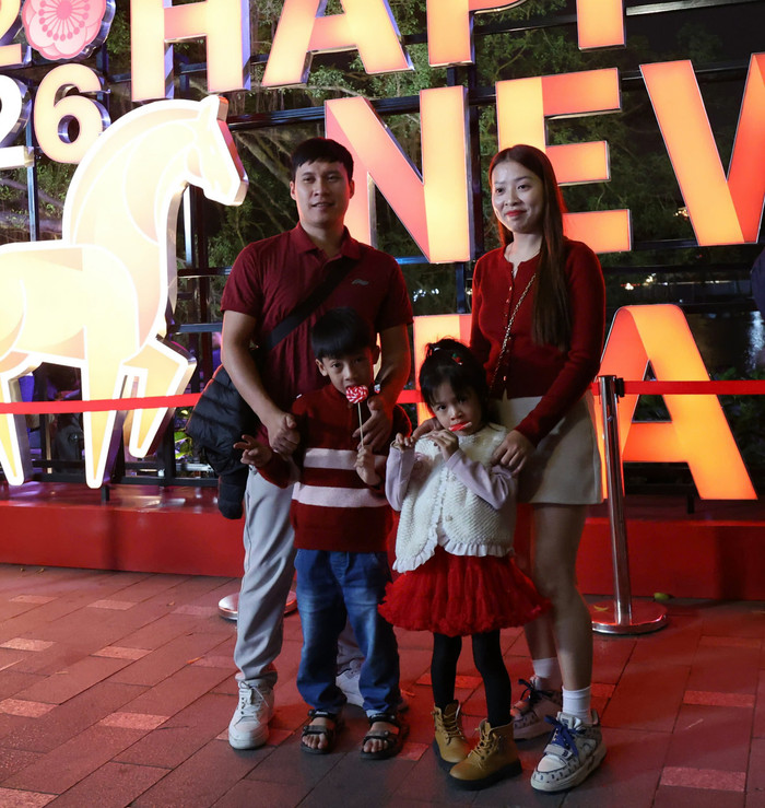 Các gia đình cũng tranh thủ thời gian đưa các con đi xem pháo hoa.