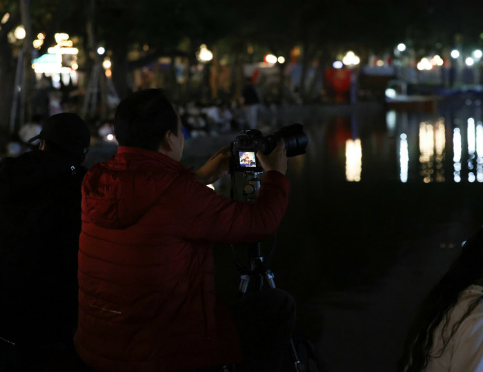 Không ít người thích thú ghi lại những khoảnh khắc đẹp trước giờ giao thừa