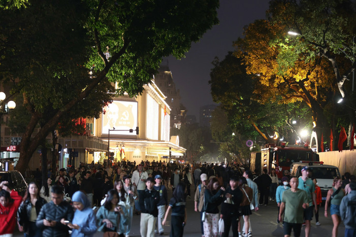 Giới trẻ xúng xính váy áo, đổ về khu vực Hồ Hoàn Kiếm chờ đợi phút giây Giao thừa Ảnh 2