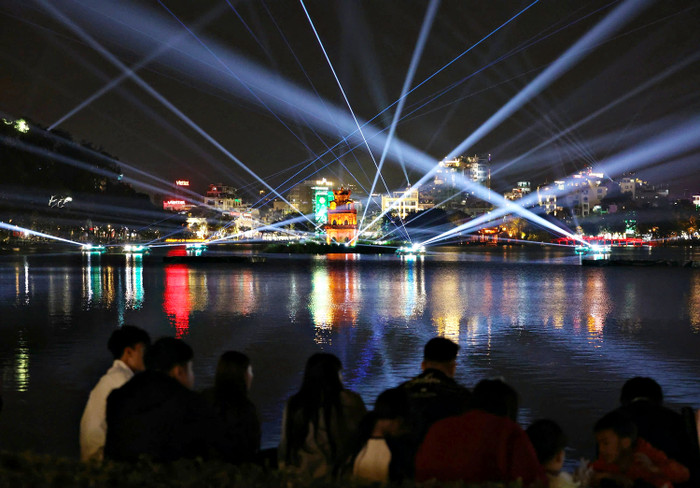 Hồ Gươm lên đèn cực lung linh.