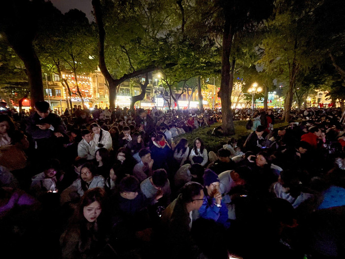 Dòng người ken đặc, không thể nhúc nhích tại khu vực Hồ Gươm.