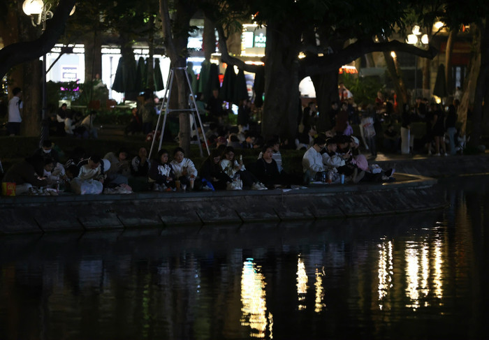 Người dân trải bạt giữ chỗ quanh khu vực bờ hồ.