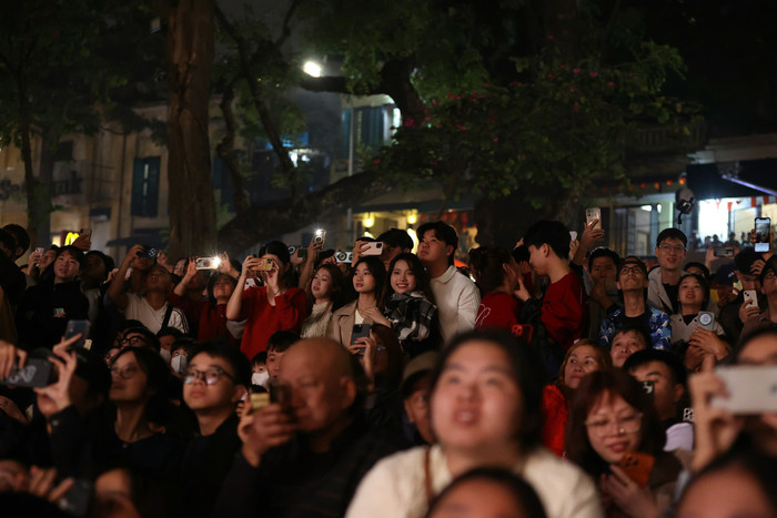 Pháo hoa rền vang trên bầu trời Thủ đô, chào mừng năm mới 2026 Ảnh 5