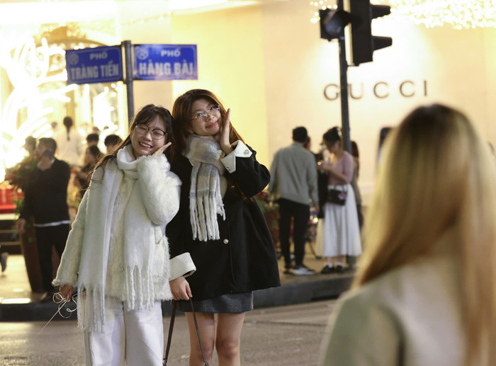 Phố đi bộ Hồ Gươm chật kín người, các đôi tình nhân tay trong tay trước Giao thừa Ảnh 4