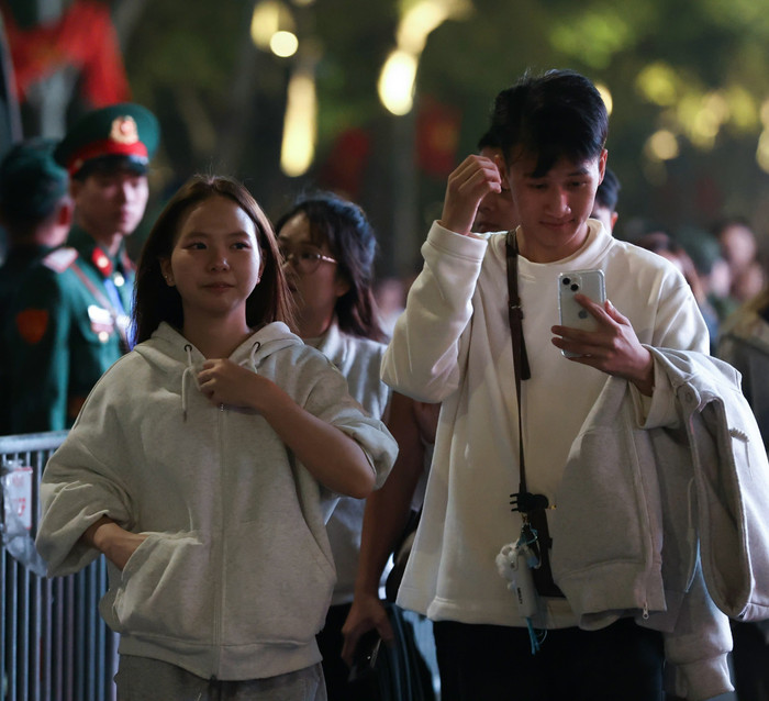 Phố đi bộ Hồ Gươm chật kín người, các đôi tình nhân tay trong tay trước Giao thừa Ảnh 4