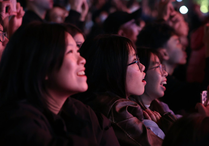 Người dân phấn khởi theo dõi những màn pháo hoa đẹp mắt.