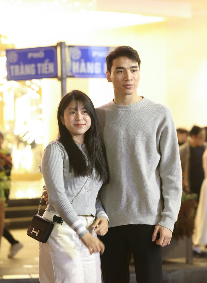 Nhiều cặp đôi tay trong tay xuống phố, chờ đợi phút giây Giao thừa.