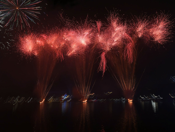 Pháo hoa rền vang trên bầu trời Thủ đô, chào mừng năm mới 2026 Ảnh 1