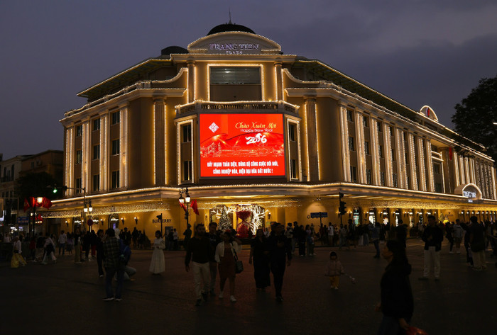 Giới trẻ xúng xính váy áo, đổ về khu vực Hồ Hoàn Kiếm chờ đợi phút giây Giao thừa Ảnh 1